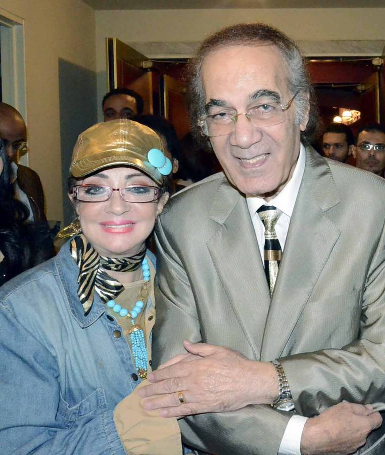 شهيرة تبحث عن طبيب.. والجميع يربط الأمر بحالة زوجها محمود ياسين الصحية