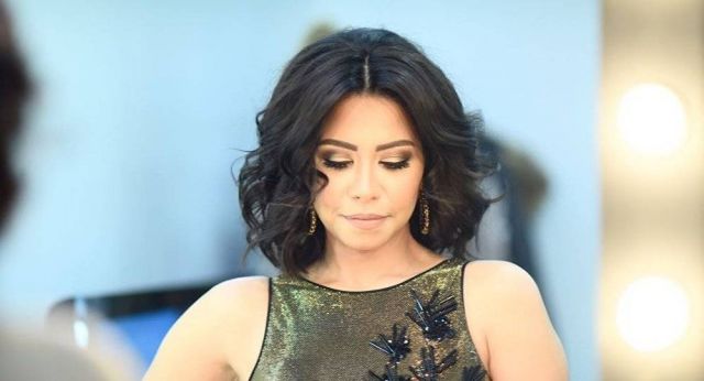 رغم أزمتها الصعبة.. شيرين تتغزل بإليسا