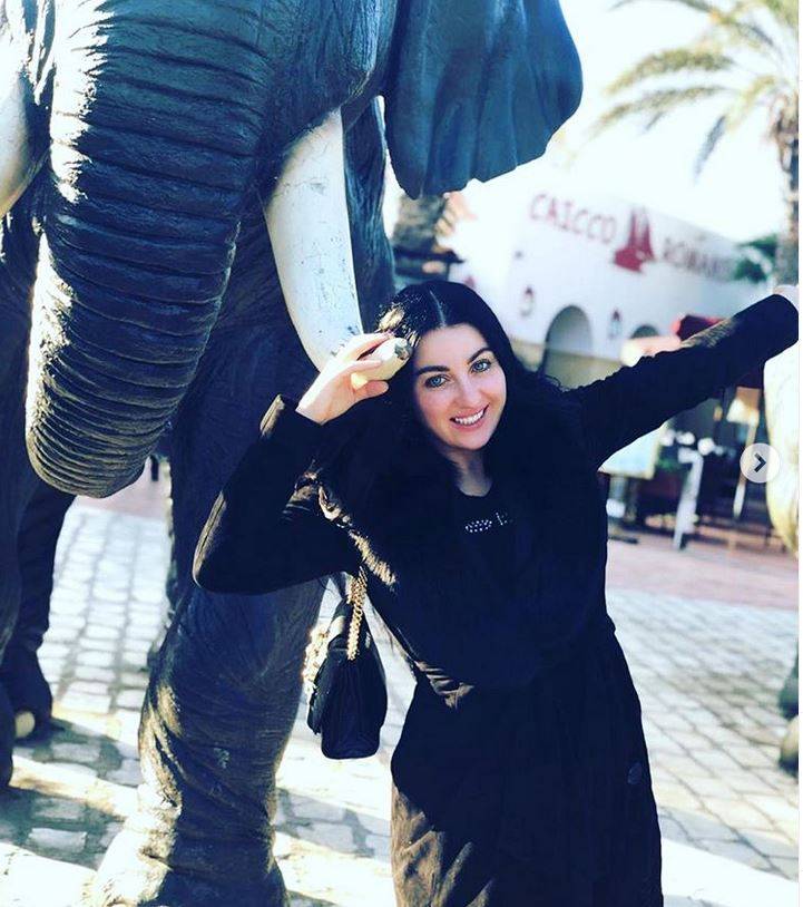 بعد شائعة اعتزالها وارتدائها الحجاب... صافيناز تشعل المواقع بصورة من المسبح