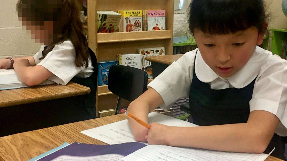 بالصور - طفلة من دون أيدي لديها قدرات خارقة.. شاهدوها