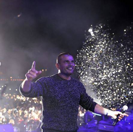 بالفيديو - عمرو دياب يحرج أحد معجبيه.. وهذا ما قام به على المسرح وأحدث ضجة