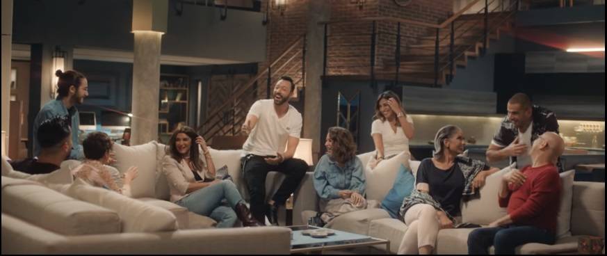 بالفيديو - عمرو دياب يجمع أصدقاءه في إعلانه الجديد.. وهذه اللقطة الأكثر تأثيراً