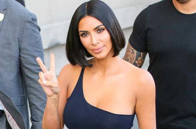 بالصور - كيم كارداشيان تفاجئ الجميع بفستان قديم جداً.. هل تتجرأين وترتدي مثله؟