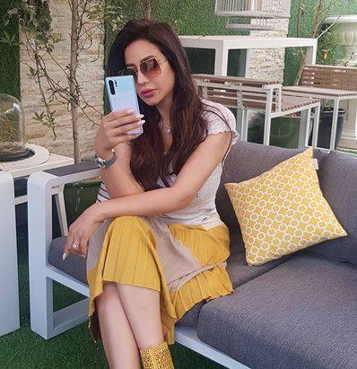 بالصور - تغيير بسيط في وجه لجين عمران يجعلها تبدو امرأة اخرى.. شاهدوا كيف أصبحت