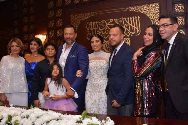 ماجد المصري وأهل العروس مع العروسين