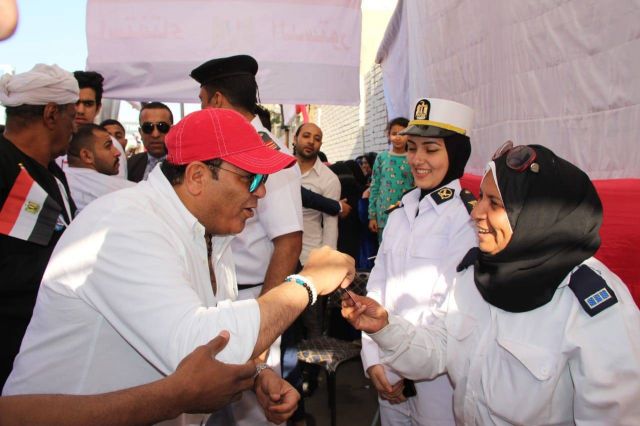 بالفيديو - محمد فؤاد يرقص على أنغام أغنيته ويوزع الشاي على الناس