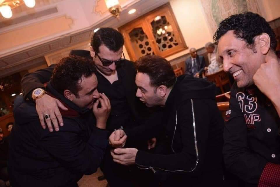 بالصور - هشام عباس يبتسم ويضحك في عزاء والدته والجمهور يهاجمه!