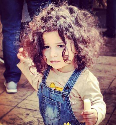 بالصور - خمنوا هذا الطفل الوسيم إبن أي نجمة شهيرة؟