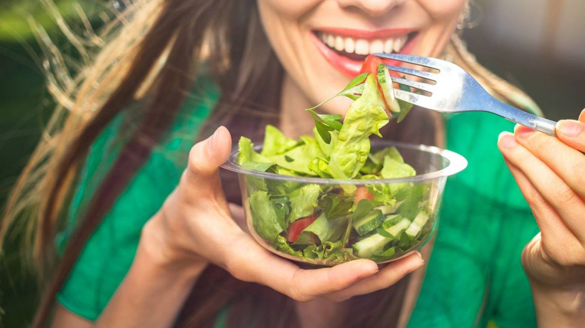 هذه هي السلطة اللذيذة وسهلة التحضير التي تخلّصك من الانتفاح والوزن الزائد