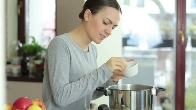 تعلّمي طريقة لإزالة آثار الاحتراق عن أوعية الطهو من دون تعب التنظيف... ما علاقة الملح؟