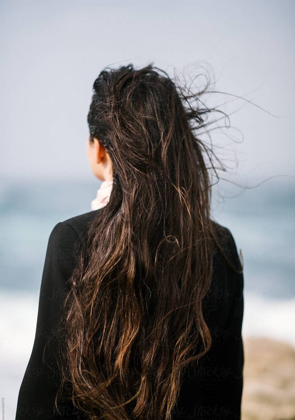 بالصورة – بعد غياب... ممثلة سورية تدهش الجميع بظهورها بشعر يصل إلى ركبتيها... شاهدوها