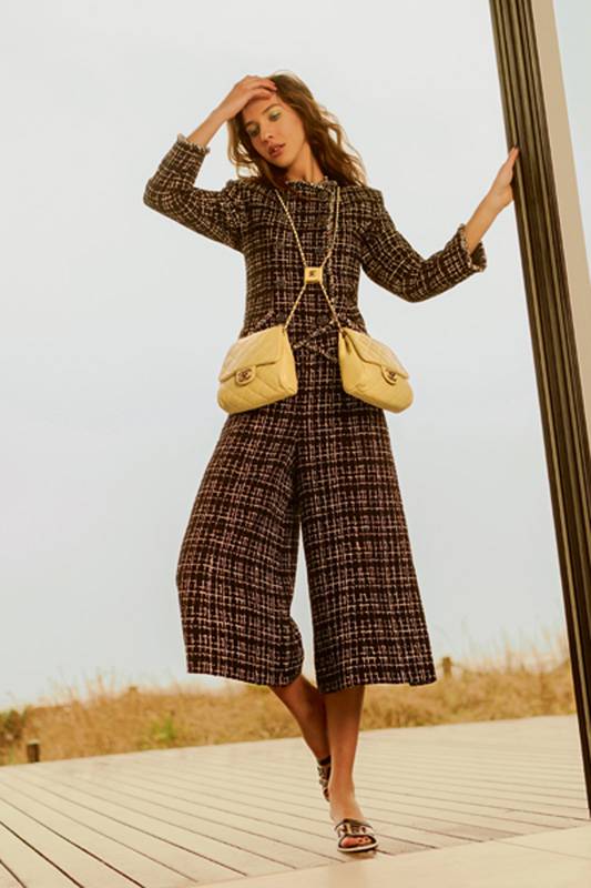 سترة من التويد  المتعدد الألوان سروال من التويد  المتعدد الألوان حقيبة من الجلد  الأصفر المضرّب حذاء من الـ«بي في سي» الشفاف والجلد