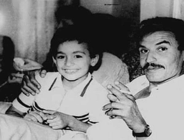 بالصورة - هل تعرفون أيّ ممثل شهير أصبح هذا الطفل الذي يحتضنه عزت العلايلي قبل 35 عاماً؟