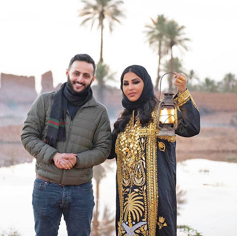 إطلالاتكِ بالعباءة 
من اختيار النجمات العربيّات