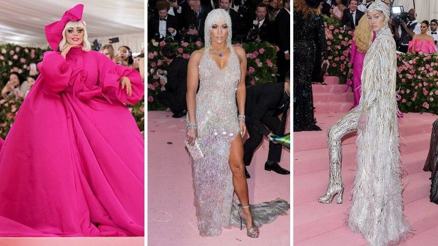 أزياء النجمات في Met Gala: أكتاف لافتة وريش وأكسسورات غريبة
