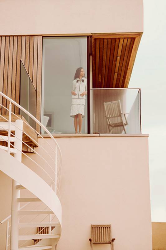 سترة من التويد الأبيض  والبيج والذهبي تنورة من التويد الأبيض  والبيج والذهبي حذاء من الجلد البيج والأسود