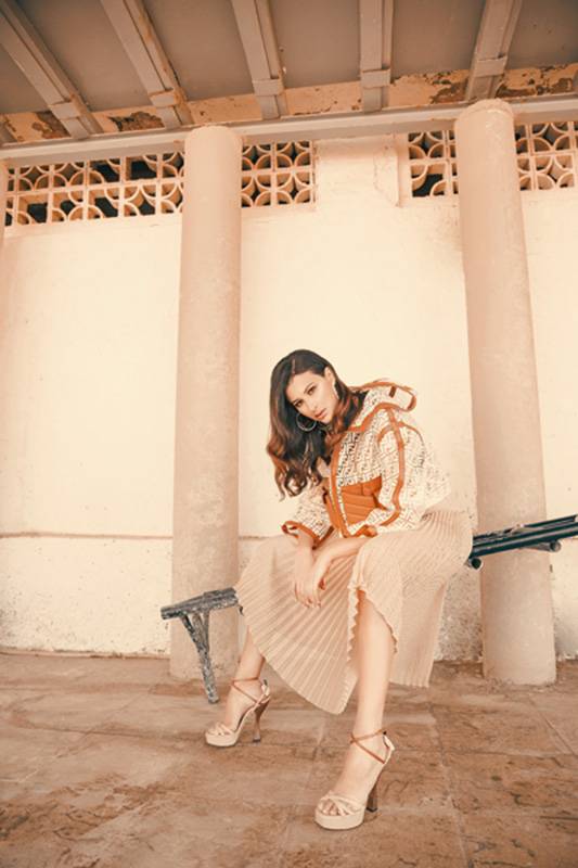 جاكيت FF PVC. فستان مثنى بقصّةA-Line.   صندلColibri. أقراط للأذنين F is For Earring  الكلّ من FENDI.