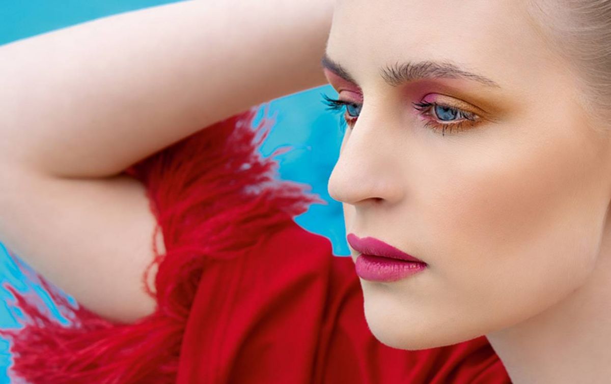 لمسة حمراء 
A Touch of Red