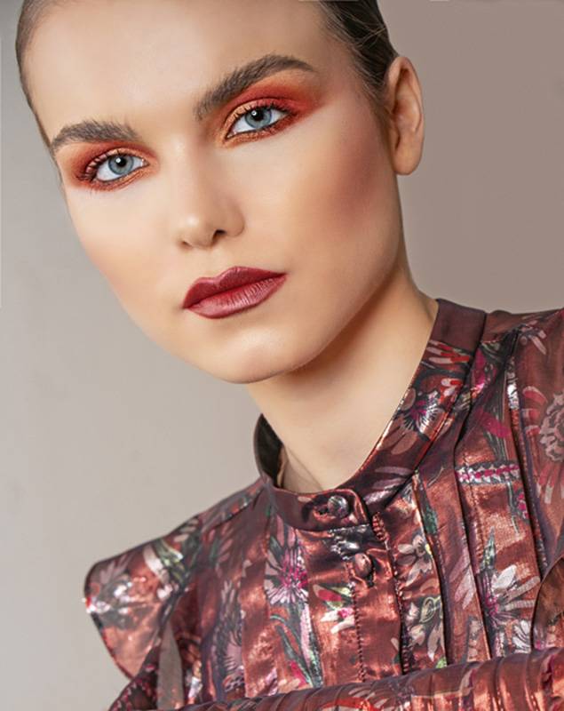 كريم الأساس Chanel Ultra Le Teint العينان Dior 5 Couleurs #767 Inflame الوجنتان Dior Rouge Blush #028 Actrice الماسكارا Chanel Le Volume Revolution de Chanel الشفتان MAC Grand Illusion Holographic Liquid Lipcolour