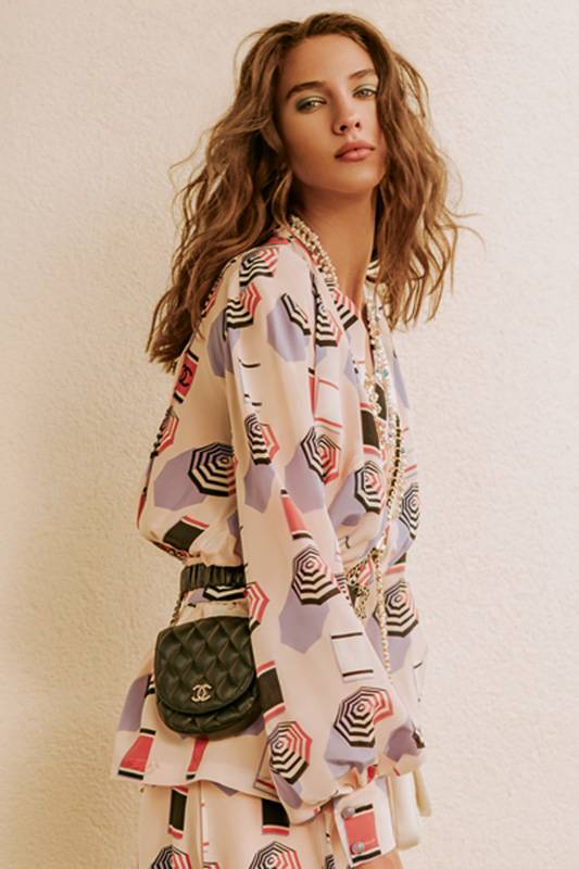 بلوزة متعددة الألوان  من الكريب دو شين المطبّع تنورة متعددة الألوان  من الكريب دو شين المطبّع عقد من الخرز  الزجاجي والراتنج حقيبة من الجلد الأسود حقيبة من الجلد  الأسود والأبيض