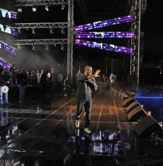 بالفيديو –عمرو دياب يتوقف فجأة عن الغناء... هذا ما شاهده في أوساط الجمهور وأزعجه