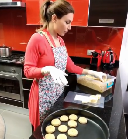 بالفيديو - يارا تطبخ المعمول... وهذه النتيجة