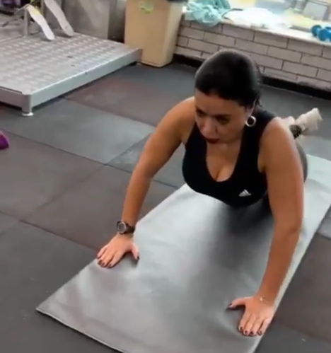 بالفيديو - رانيا يوسف تثير الجدل بإطلالتها والوضعيات الرياضية