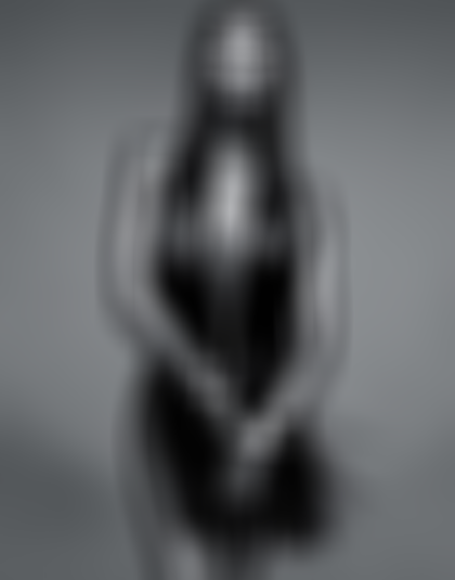 بالصور - نجمة شهيرة عارية في جلسة تصويرية جريئة