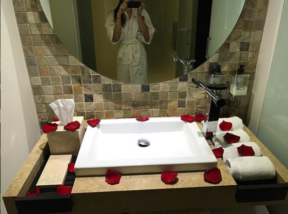 العثور على ملكة الجمال مشنوقة في حمام الفندق