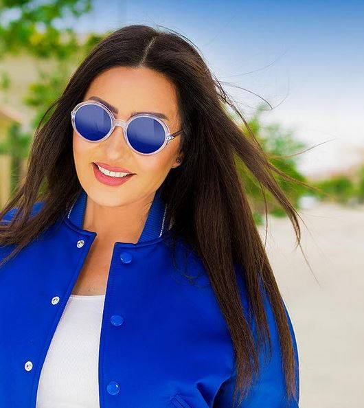 بالصورة – لطيفة تصدم الجميع بظهورها بالسترة فقط... لهذا وصفت بالمتصابية