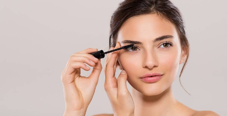 أسهل طريقة لتطبيق الماسكارا من دون تلويث الجفن... بملعقة وسط وبضع ثوان