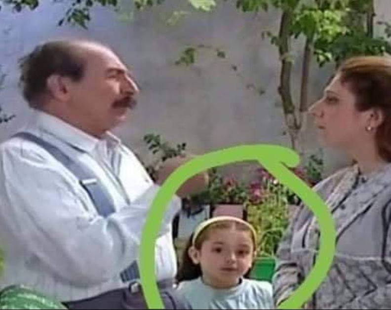 الطفلة في هذا المشهد أصبحت ممثلة شهيرة... من تتوقعون؟