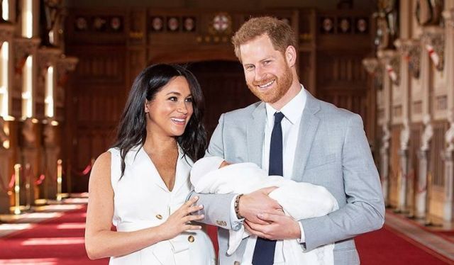 إليكم تفاصيل إطلالة ميغان ماركل الأولى بعد ولادة طفلها... كيف خالفت القواعد؟