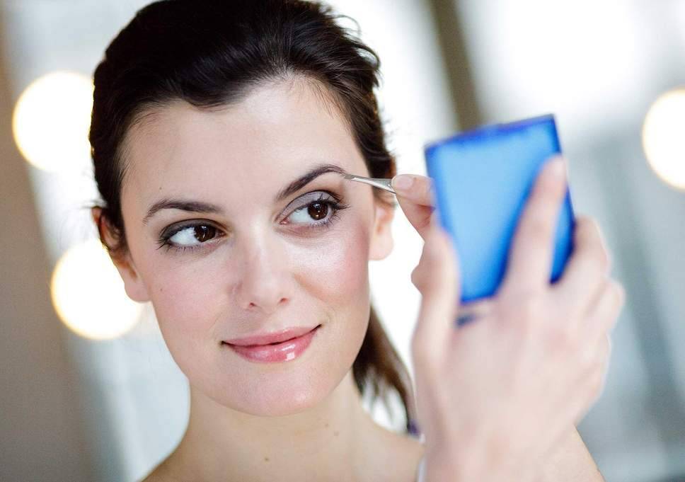 خطوة تجعل رسم الحاجبين أسهل ممّا تعتقدين... هذا ما عليك تطبيقه عليهما أولاً