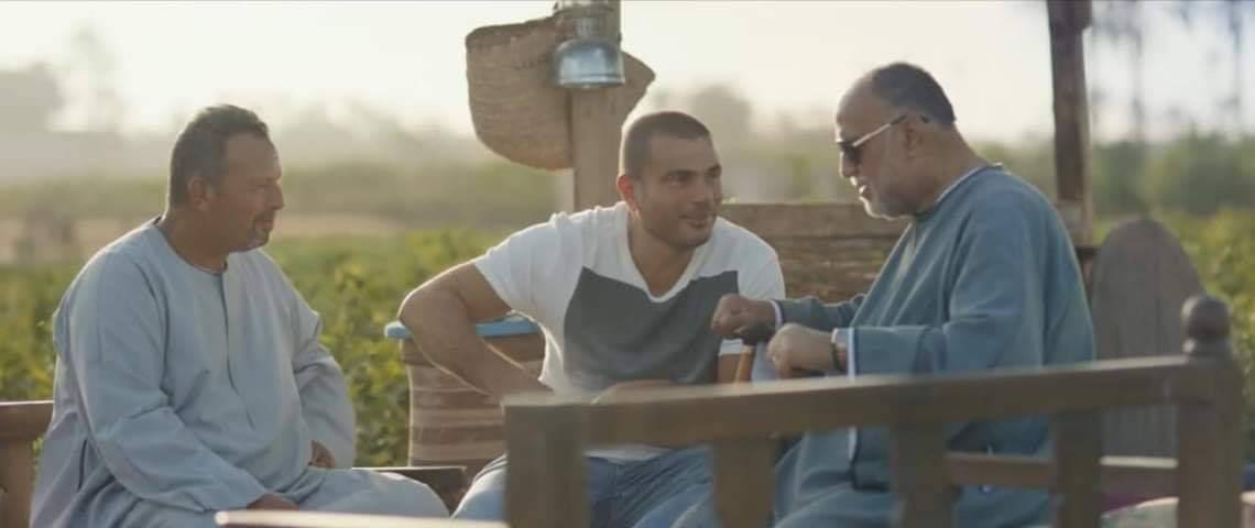 سؤال يشعل الانترنت.. تعرفوا إلى الرجلين اللذين ظهرا بالجلباب مع عمرو دياب