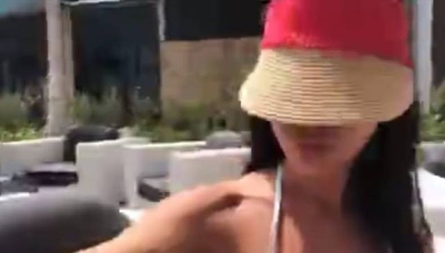 بالصور - نجمة سورية بملابس البحر على الشاطىء في رمضان