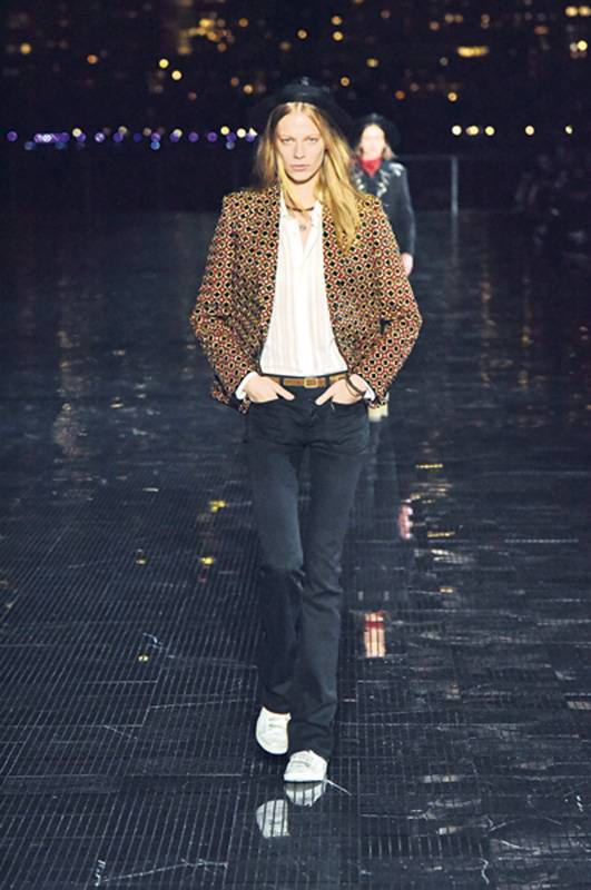 4 قطع فنّية ستغيّر نظرتكَ إلى موضة الربيع والصيف