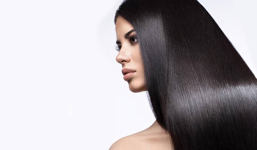 بالفيديو – شاهدوا كيف غسلت شعرها بعصير البرتقال ليصبح كالحرير