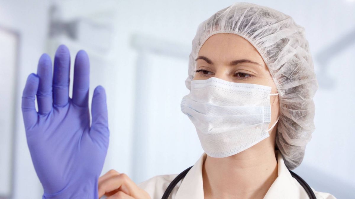 بالفيديو – ممثلة خليجية في نقل مباشر من عيادة التجميل... شاهدوا ألمها وردّة فعلها