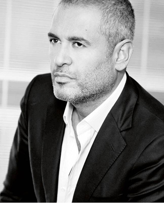 إيلي صعب:
برج خليفة أضيئ باسمه ونجمته زينت ممرّ المشاهير في وسط مدينة دبي