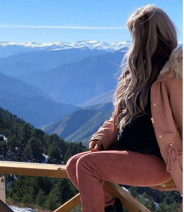 بالفيديو – فنانة خليجية لا تتمكّن من السيطرة على ضحكتها الغريبة على الهواء... شاهدوا ما حدث في الاستديو