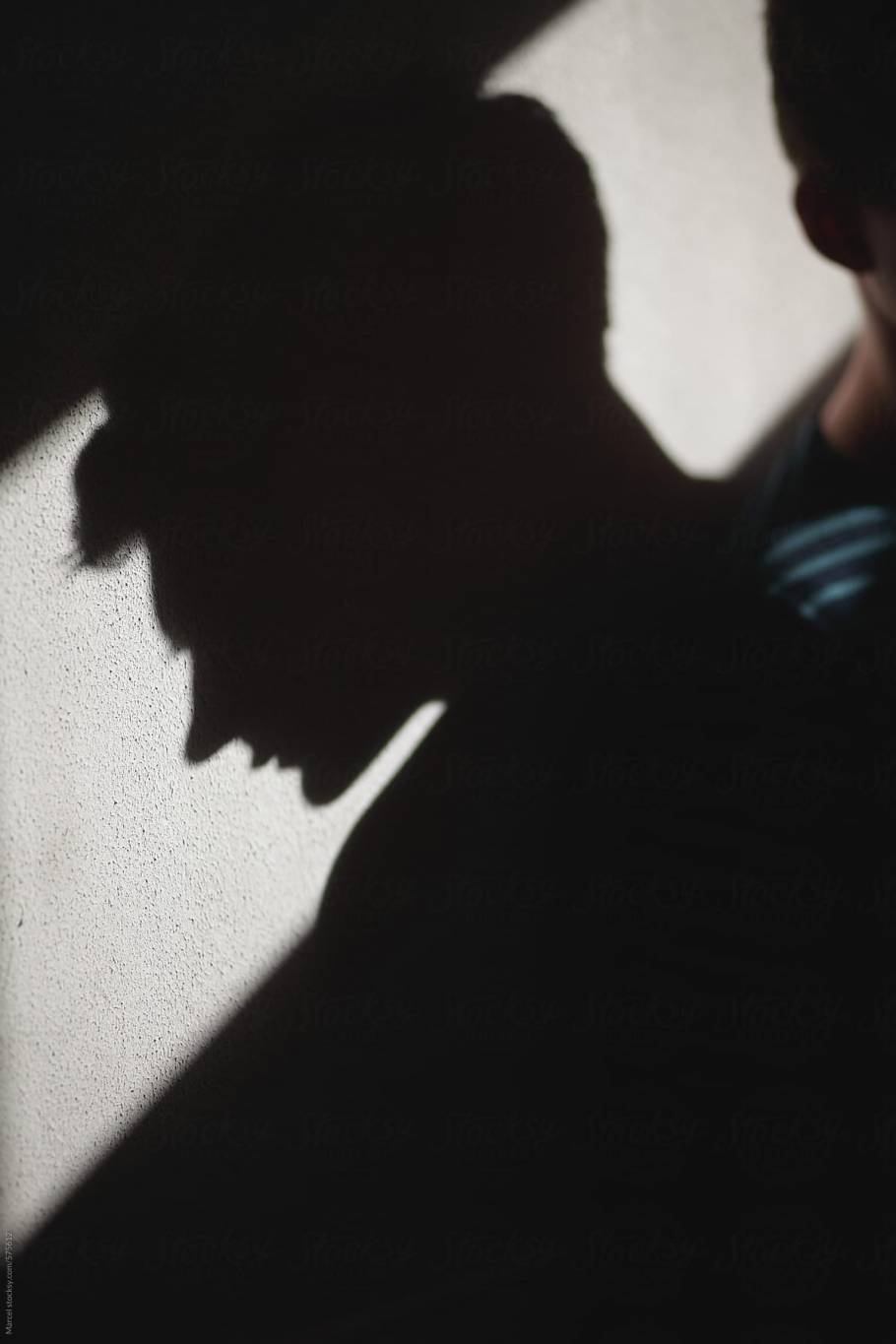 بالفيديو – نجم خليجي يتباهى بشراء حذاء بثمن باهظ جداً... مَن قال له 