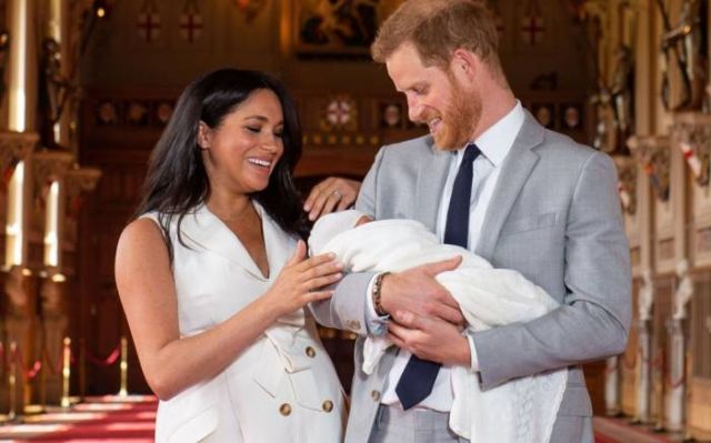 هجوم عنصري على طفل ميغان ماركل... مَن شبهه بالقرد ومن تحدث عن سواد بشرته؟