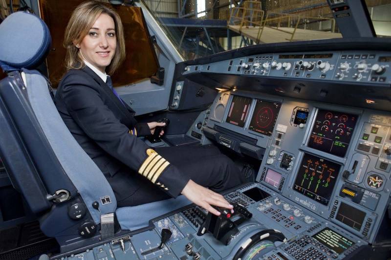 بالفيديو - أول لبنانية تقود طائرة