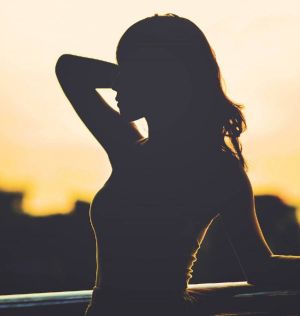 مفاجأة صادمة – فنانة شهيرة قد تخسر حياتها بسبب عمليات التجميل