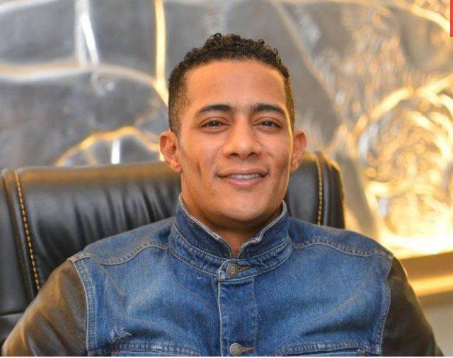 محمد رمضان يسخر من هجوم النجوم عليه: إن شاء الله هأطلع لابس هدومي