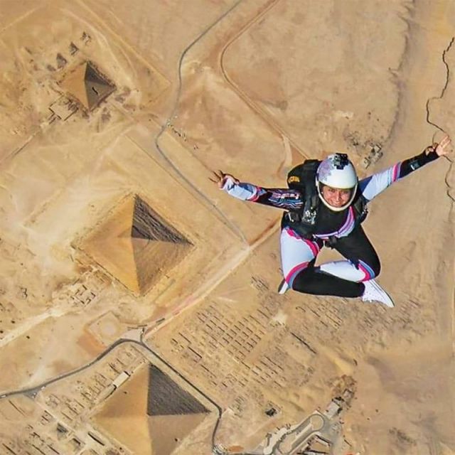 أثناء القفز فوق أهرامات الجيزة