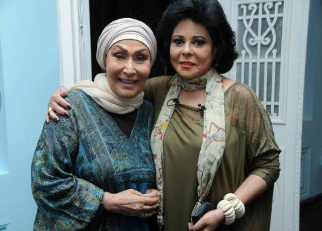 إسعاد يونس أثناء زيارتها لسهير البابلي