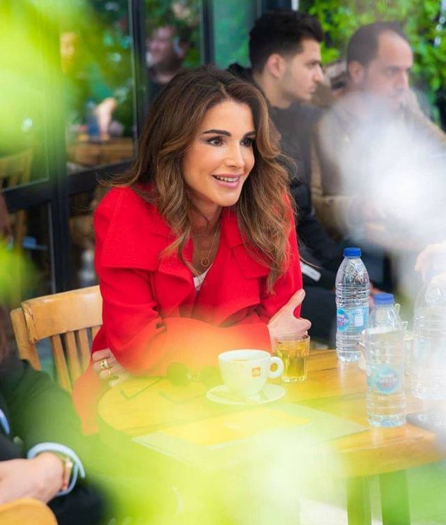 بالفيديو - الملكة رانيا بالحجاب وملابس العمرة... شاهدا أناقتها في كل الأوقات