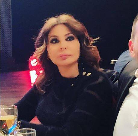 بالصور - شاهدوا كيف تقضي إليسا وقتها خلال تلقيها العلاج.. متعبة وشاحبة ام سعيدة؟